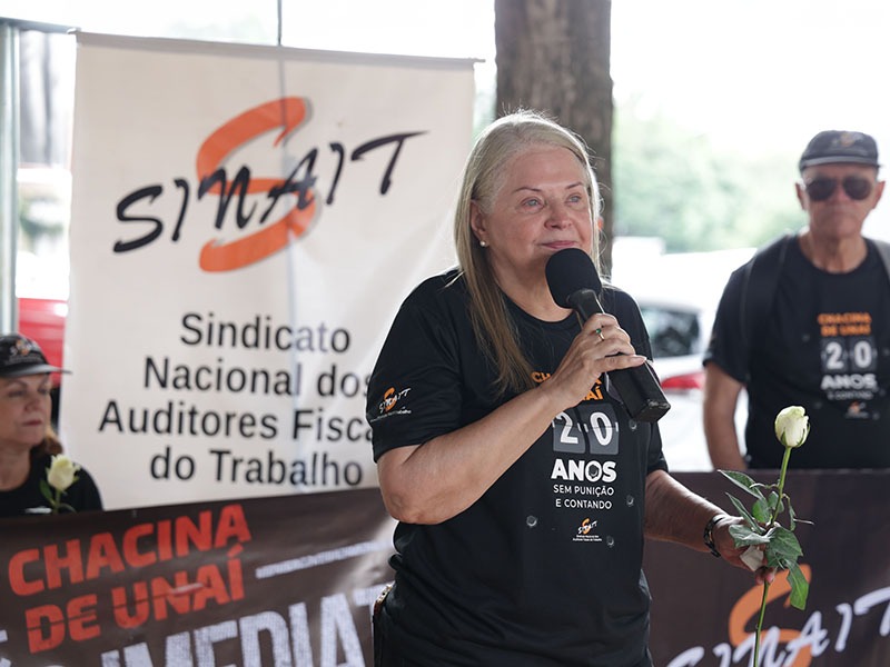 Rosa Jorge, diretora do SINAIT, emociona-se ao falar dos colegas assassinados